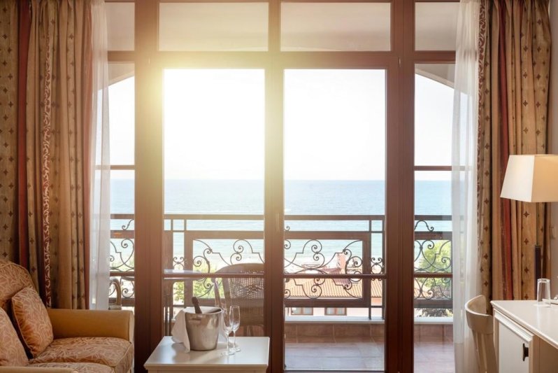 Napospart utazás Royal Palace Helena Sands