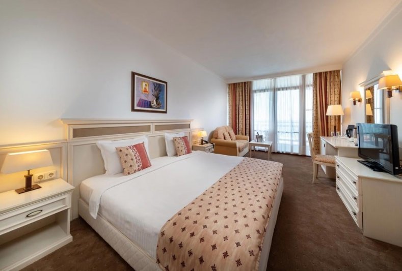 Napospart utazás Royal Palace Helena Sands