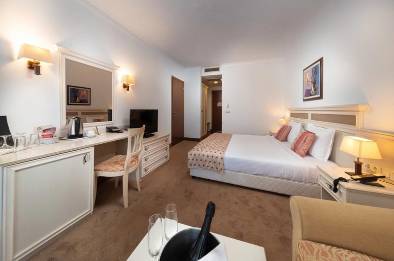 Napospart utazás Royal Palace Helena Sands