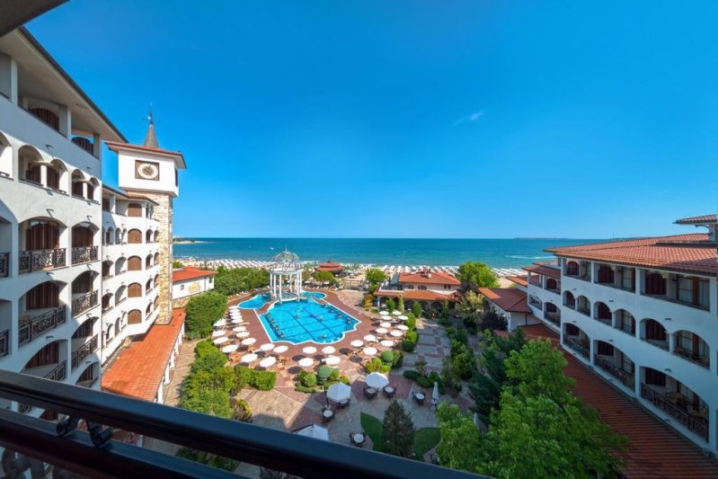 Napospart utazás Royal Palace Helena Sands