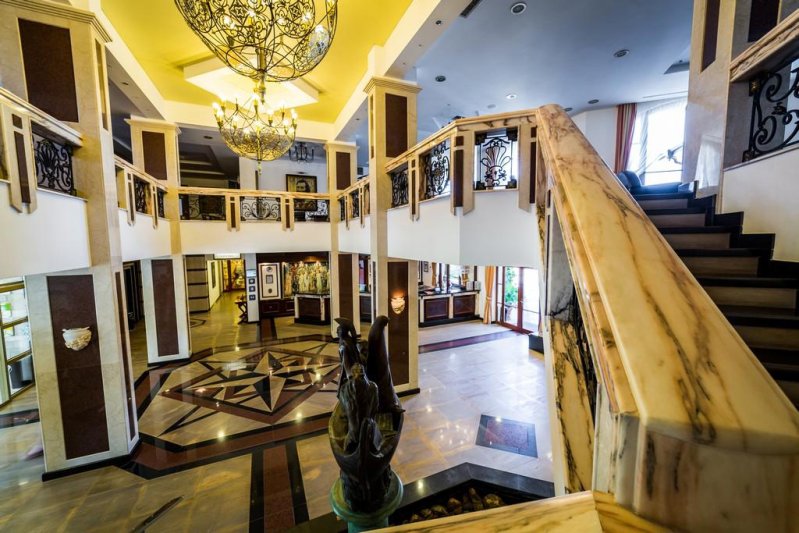 Napospart utazás Royal Palace Helena Sands