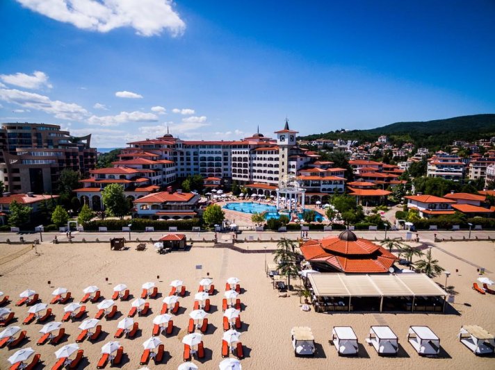 Napospart utazás Royal Palace Helena Sands