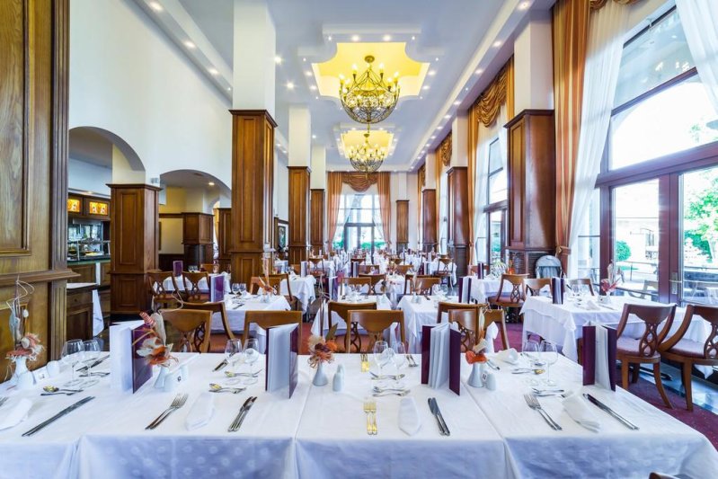 Napospart utazás Royal Palace Helena Sands