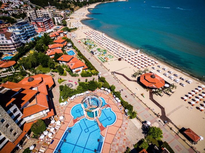 Napospart utazás Royal Palace Helena Sands