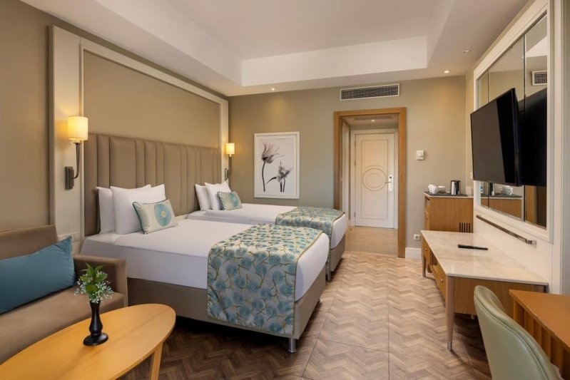 Antalya utazás Titanic Beach Lara