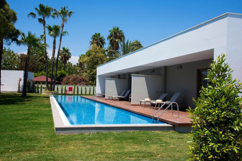 Side utazás Acanthus & Cennet Barut Collection