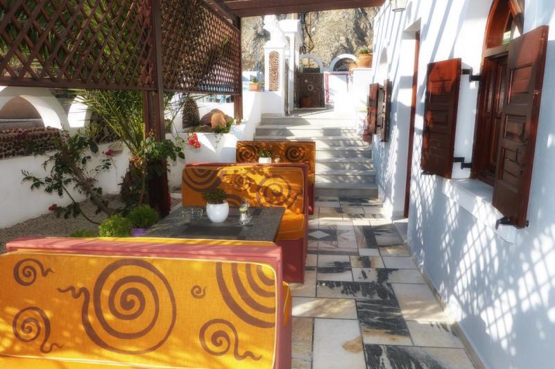 Szantorini Kamari utazás Black Sand Hotel