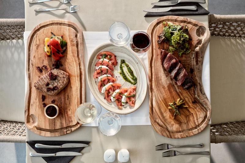 Szantorini Kamari utazás Costa Grand Resort & Spa