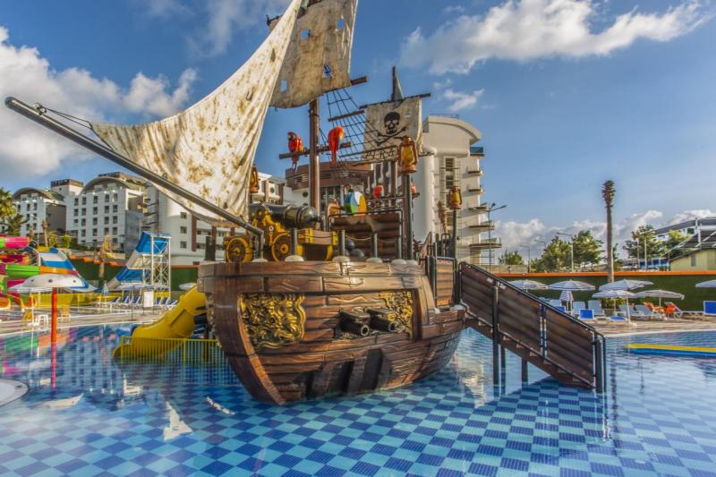 Alanya utazás Lonicera World Resort Spa