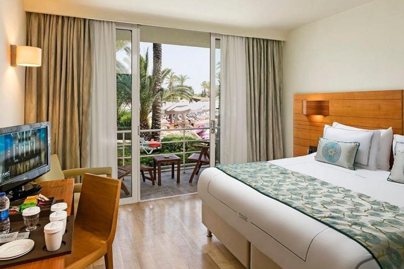 Antalya utazás Titanic Beach Lara Hotel