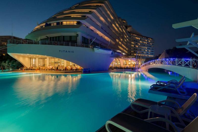 Antalya utazás Titanic Beach Lara Hotel