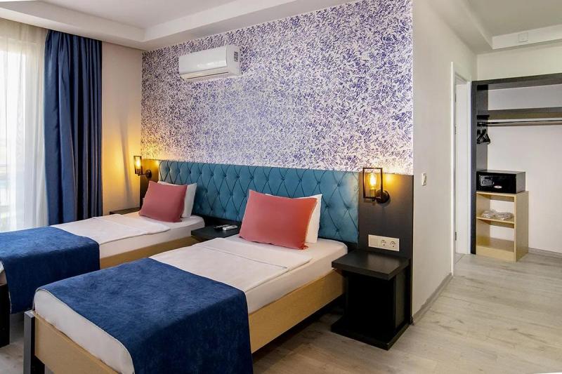 Antalya utazás Royal Towers Hotel Lara