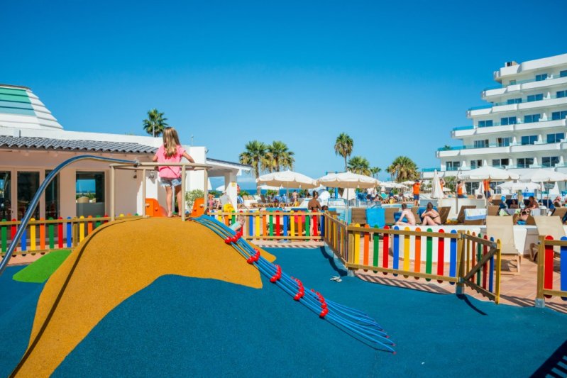 Tenerife Costa Adeje utazás Hovima La Pinta Beachfront Family Hotel