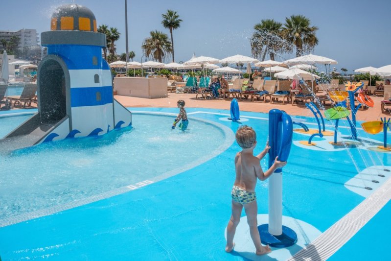 Tenerife Costa Adeje utazás Hovima La Pinta Beachfront Family Hotel