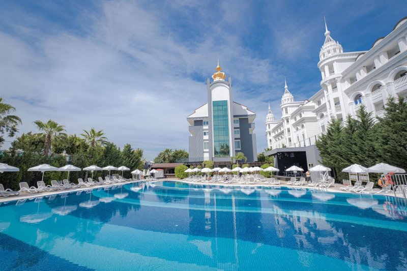 Well Palace Side Hotel Side