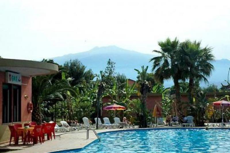 Szicília Giardini Naxos utazás Aparthotel Villaggio Alkantara