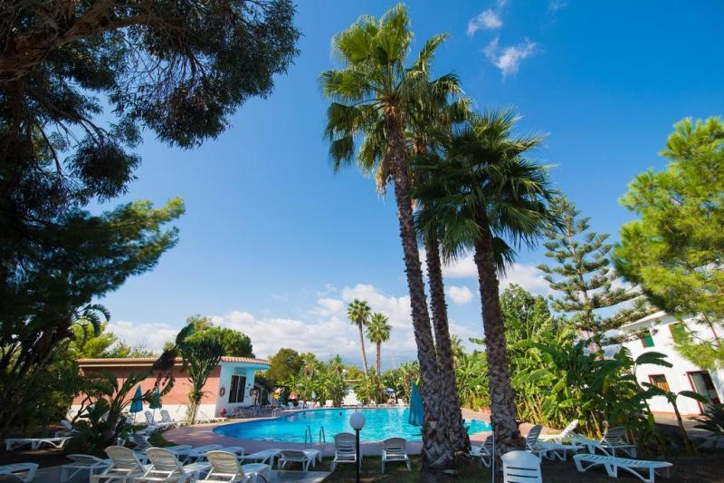 Szicília Giardini Naxos utazás Aparthotel Villaggio Alkantara