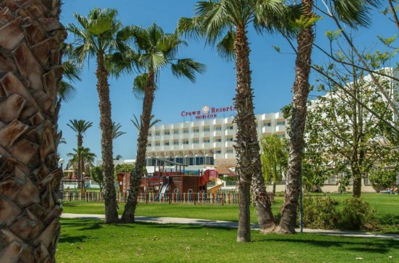 Dél-Ciprus Paphos utazás Hotel Crown Horizon Bay