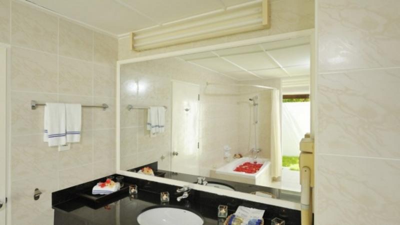 Maldív-szigetek utazás Hotel Holiday Island Resort