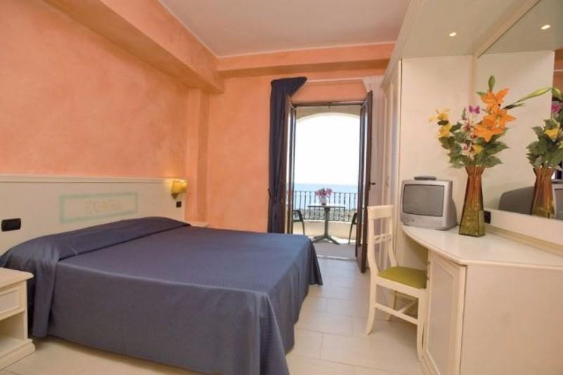 Szicília Giardini Naxos utazás Hotel Kalos