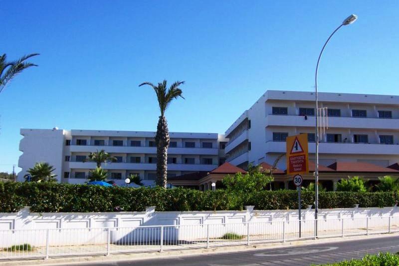 Dél-Ciprus Ayia Napa utazás Nissiana Hotel & Bungalows