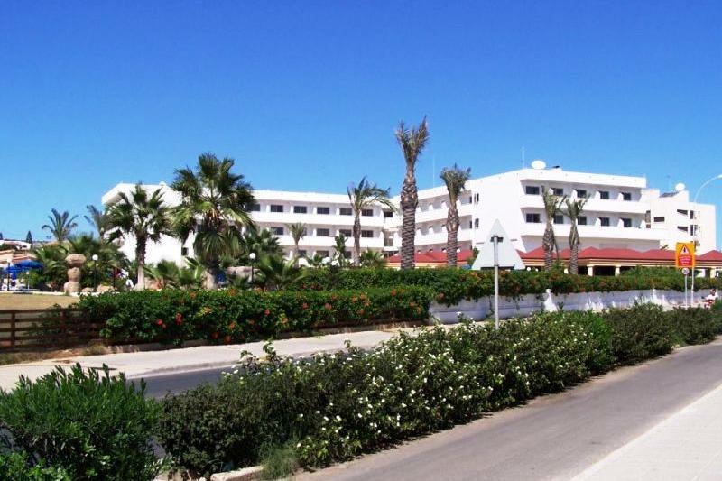 Dél-Ciprus Ayia Napa utazás Nissiana Hotel & Bungalows