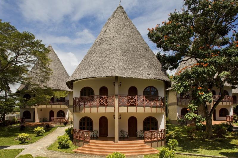 Pole-Pole 2 napos szafari + 6 napos óceánparti pihenés Diani Beach-en