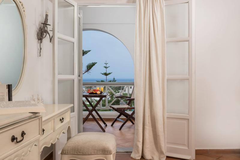 Szantorini Fira utazás Mediterranean White Resort Hotel