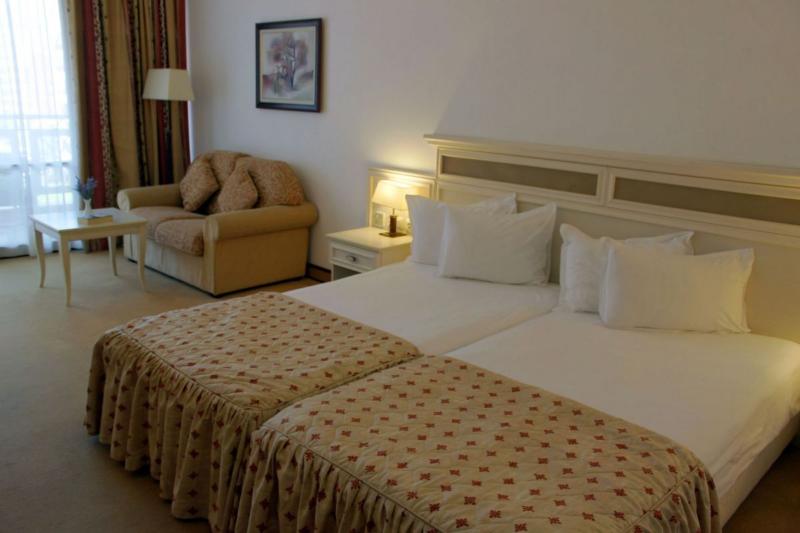 Napospart utazás Royal Palace Helena Sands Hotel