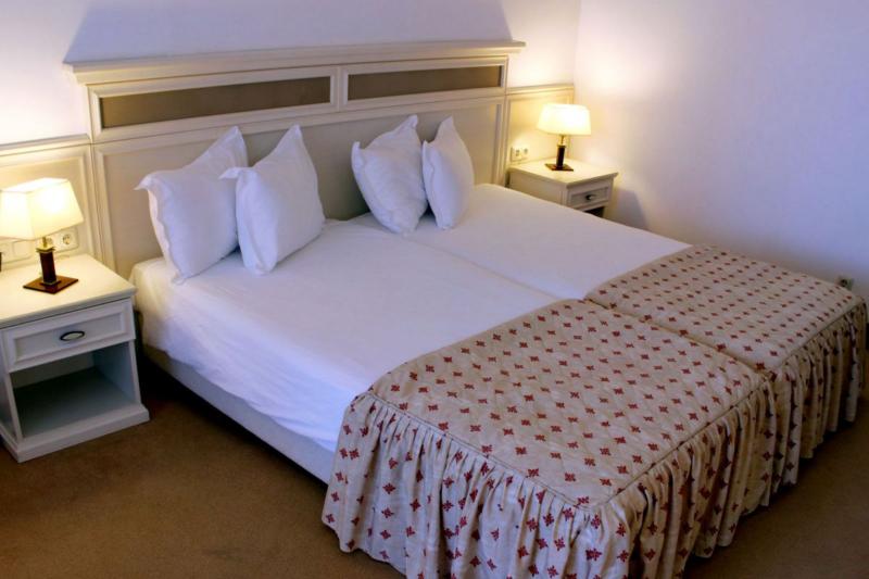 Napospart utazás Royal Palace Helena Sands Hotel