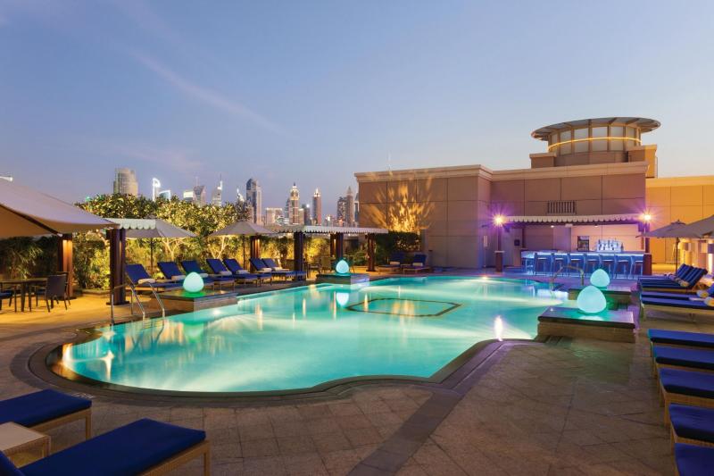 Dubai utazás Crowne Plaza Dubai Jumeirah Hotel Emirates járattal