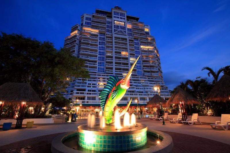 Phuket utazás Hotel Andaman Beach Suites