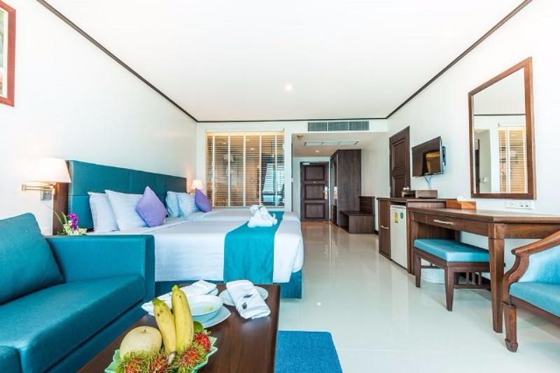 Phuket utazás Hotel Andaman Beach Suites