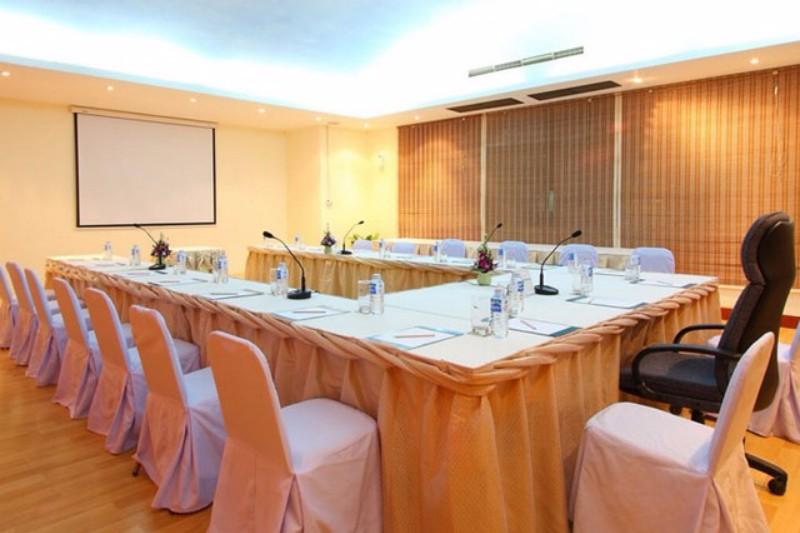 Phuket utazás Hotel Andaman Beach Suites