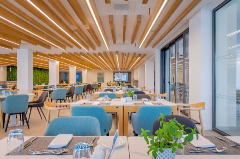 Dél-Ciprus utazás Hotel Radisson Beach Resort