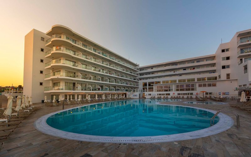 Dél-Ciprus utazás Hotel Tofinis