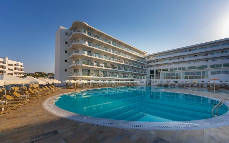 Dél-Ciprus utazás Hotel Tofinis