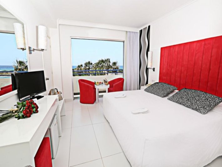 The Dome Beach Hotel Dél-Ciprus