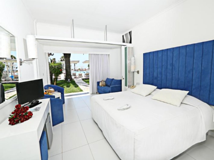 The Dome Beach Hotel Dél-Ciprus