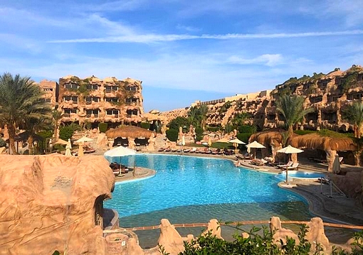 Hurghada utazás Caves Beach Resort