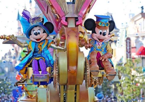 Disneyland csoportosan, párizsi városnézéssel.