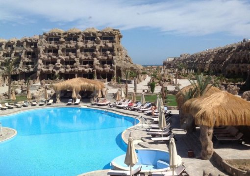 Hurghada utazás Caves Beach Resort