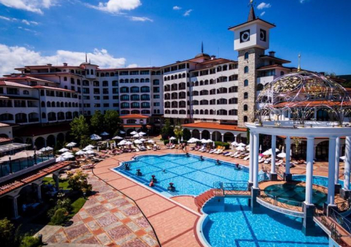 Napospart utazás Royal Palace Helena Sands