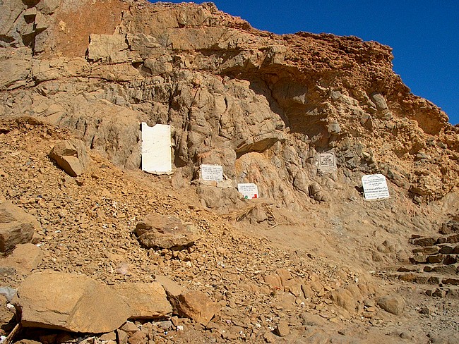 Dahab Blue Hole merülőhelynél emléktáblák 2003-ban