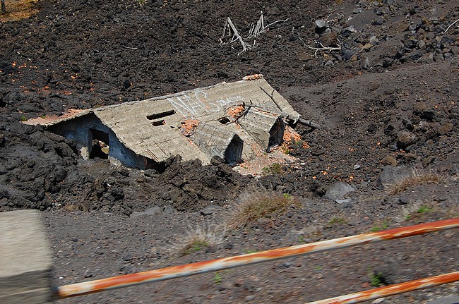 Az Etnából kifolyt láva által elöntött ház