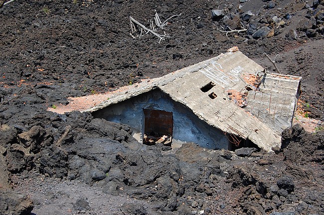 Az Etnából kifolyt láva útjában volt ez a ház